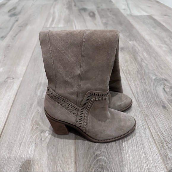 *HOST PICK*💝💝Vince Camuto Taupe Boot - Picture 4 of 9
